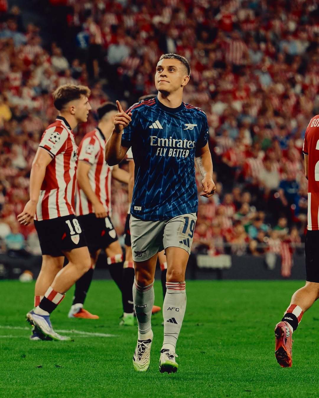 清晨荷甲传出新动向；阿森纳复出首秀；管理层表态——气氛紧张；轮换策略成焦点的简单介绍